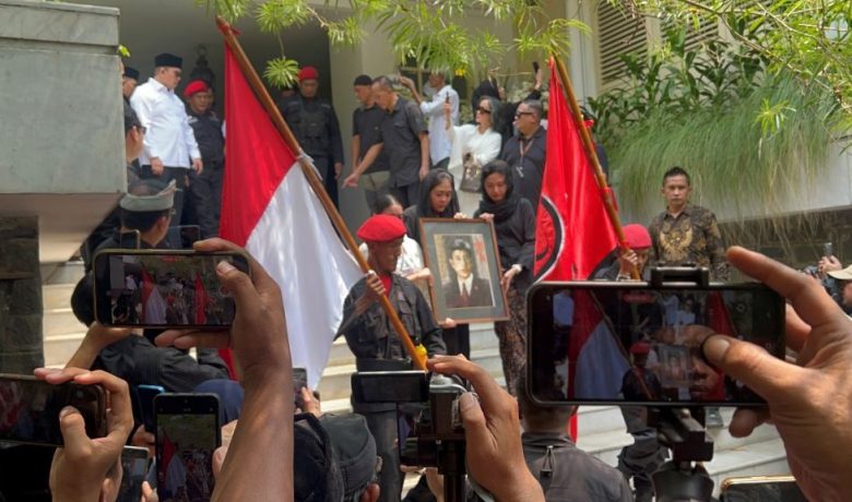 Jenazah Guruh Soekarnoputra Dibawa ke TPU Karet Bivak
