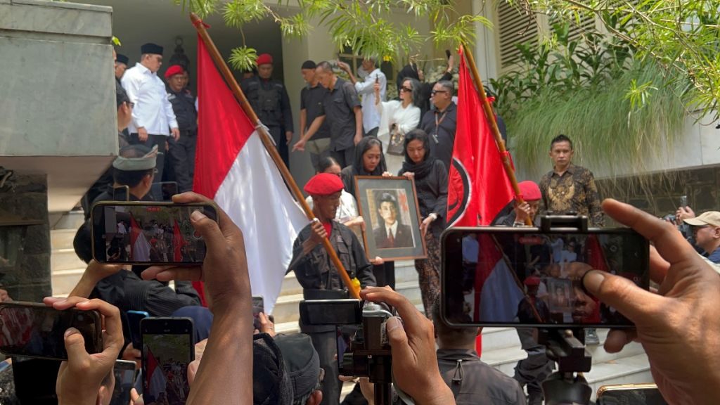Jenazah Guruh Soekarnoputra Dibawa ke TPU Karet Bivak