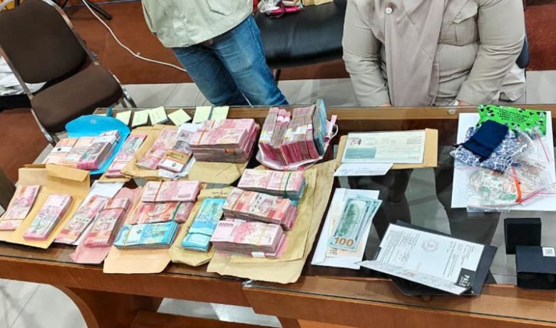 KPK Sita Dolar AS dan Singapura serta Perhiasan dari Kanwil BPN Jatim