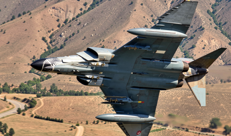 Pesawat Jet F-4 Phantom Jatuh saat Pertunjukan Udara di Yunani, Dua Pilot Tewas