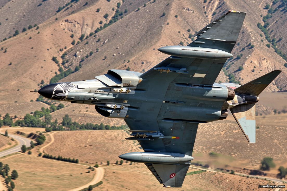 Pesawat Jet F-4 Phantom Jatuh saat Pertunjukan Udara di Yunani, Dua Pilot Tewas
