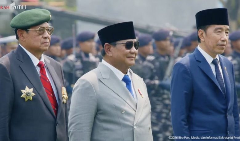 Momen Hangat Foto Bersama Prabowo, SBY, dan Jokowi di Upacara HUT ke-81 TNI