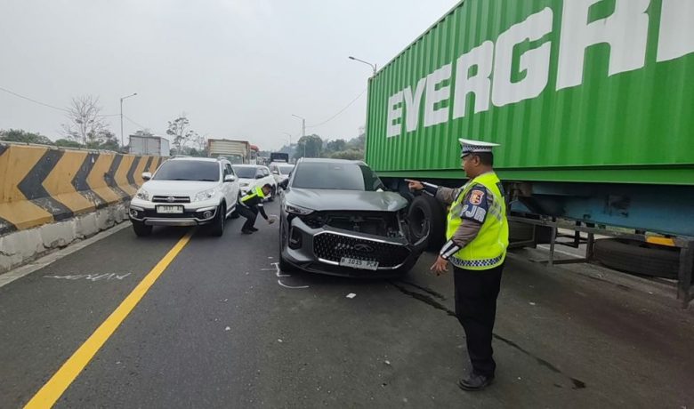 Truk Diduga Rem Blong, 15 Kendaraan Tabrakan Beruntun di Tol Cipularang