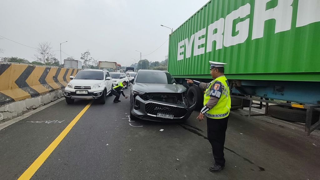Truk Diduga Rem Blong, 15 Kendaraan Tabrakan Beruntun di Tol Cipularang