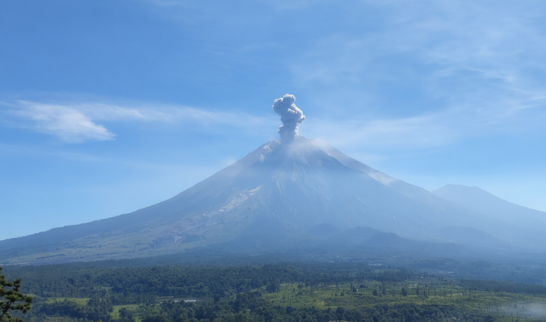 Semeru Erupsi 5 Kali hingga Selasa Siang – Warga Diminta Jauhi Zona Bahaya