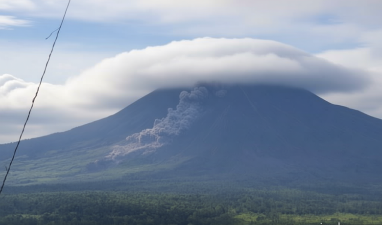 Gunung Semeru Erupsi – Awan Panas Luncur 4 Kilometer ke Besuk Kobokan