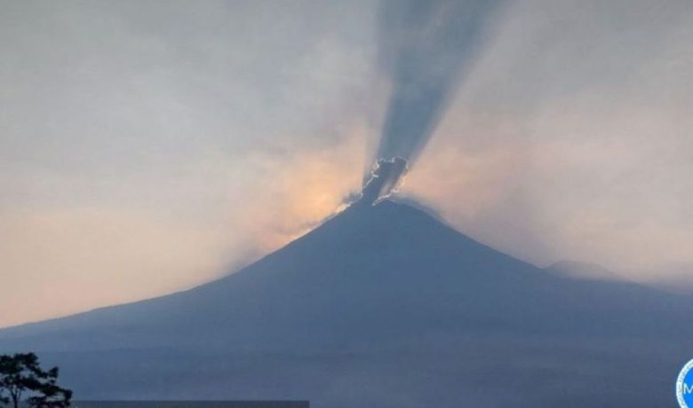Gunung Semeru Erupsi 8 Kali – Tinggi Letusan Capai 900 Meter