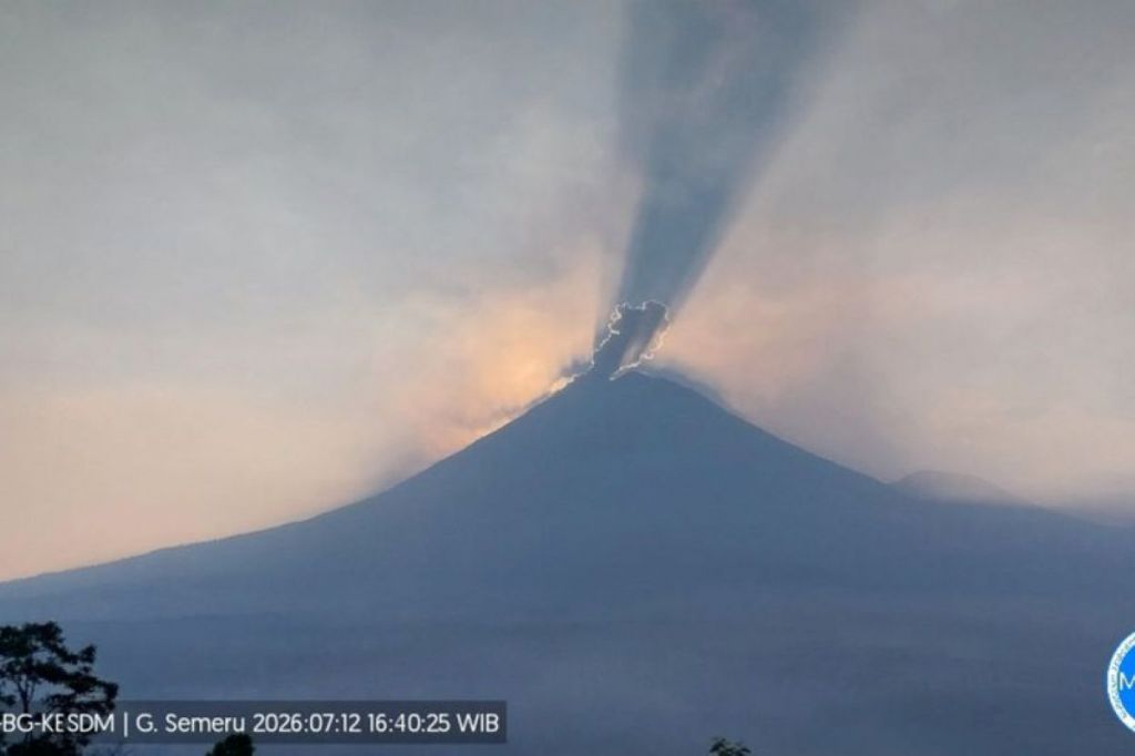 Gunung Semeru Erupsi 8 Kali – Tinggi Letusan Capai 900 Meter