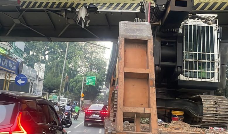 Main Agenda: Lalu Lintas di Tendean Jaksel Padat Imbas Truk Pengangkut Alat Berat Tersangkut JPO