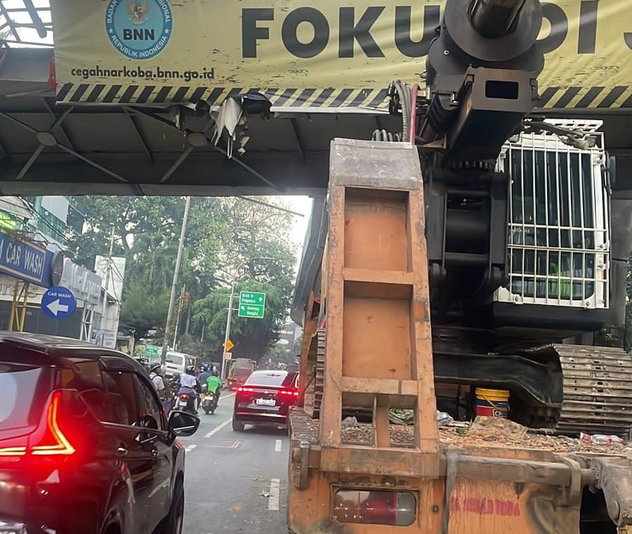 Main Agenda: Lalu Lintas di Tendean Jaksel Padat Imbas Truk Pengangkut Alat Berat Tersangkut JPO