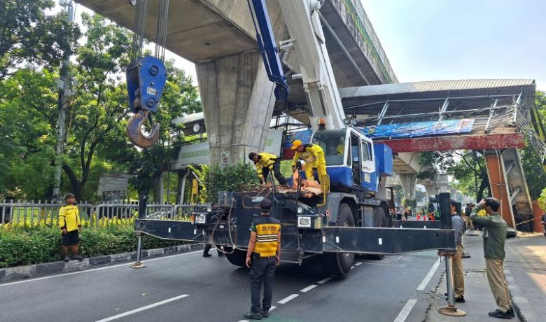 Historic Moment: Pengendara Diimbau Hindari Jalan Tendean Selama Evakuasi JPO