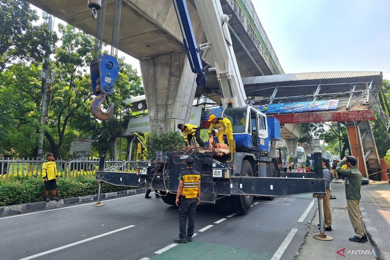 Historic Moment: Pengendara Diimbau Hindari Jalan Tendean Selama Evakuasi JPO