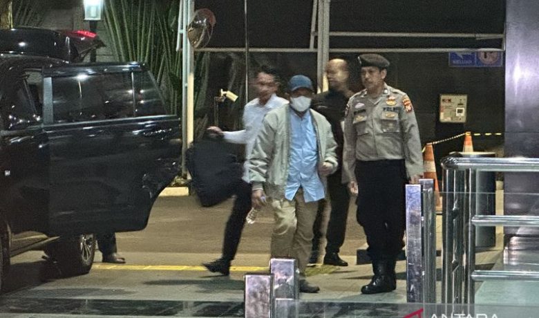 Topics Covered: Terjaring OTT, Bupati Lombok Barat Lalu Ahmad Zaini Tiba di Markas KPK