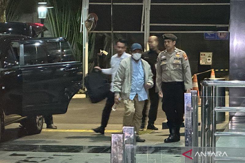 Topics Covered: Terjaring OTT, Bupati Lombok Barat Lalu Ahmad Zaini Tiba di Markas KPK