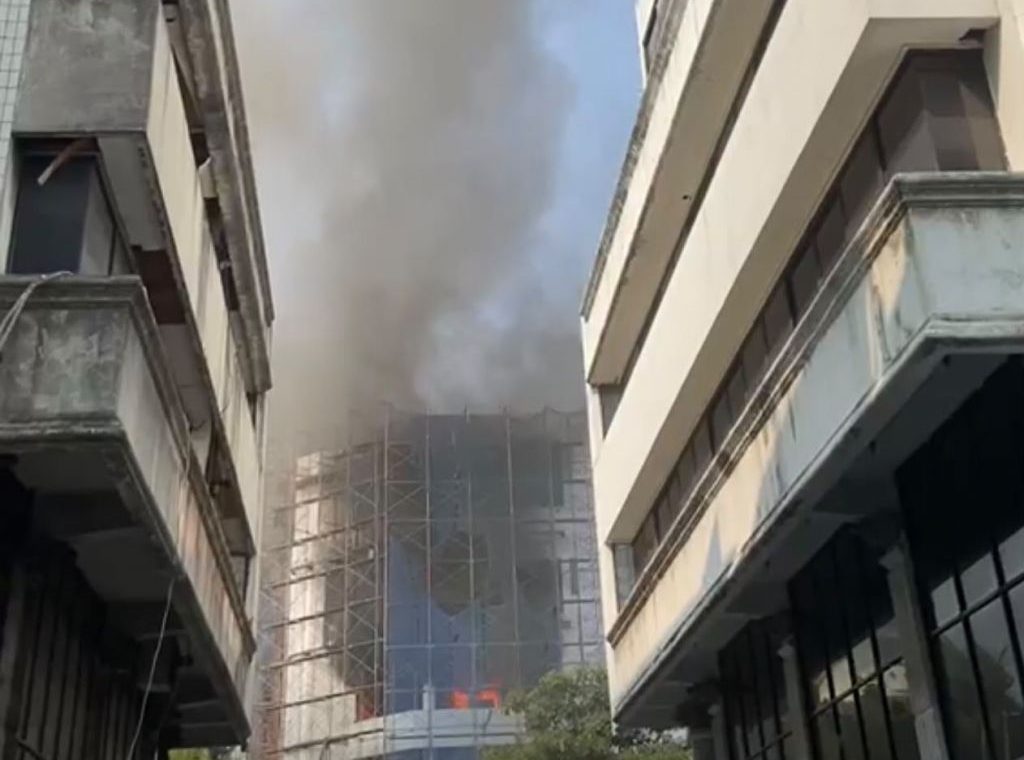Kebakaran Gedung Ruko Central Cikini, Api Diduga Berasal dari Lantai 3
