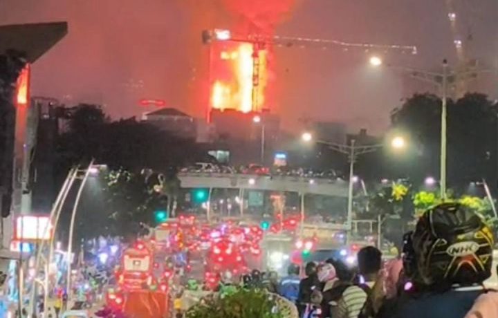 100 Personel Damkar Dikerahkan Padamkan Kebakaran Gedung Bapenda DKI di Jakpus