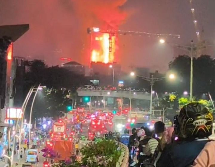 100 Personel Damkar Dikerahkan Padamkan Kebakaran Gedung Bapenda DKI di Jakpus