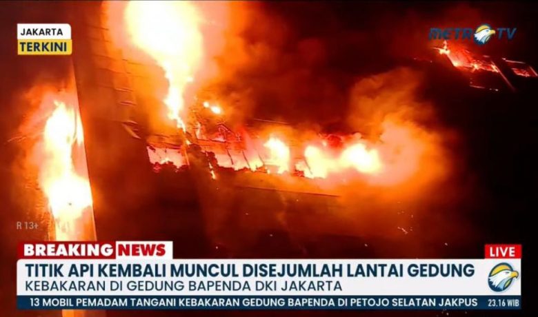 Kebakaran Gedung Bapenda DKI, Puing-puing Berjatuhan Saat Pemadaman