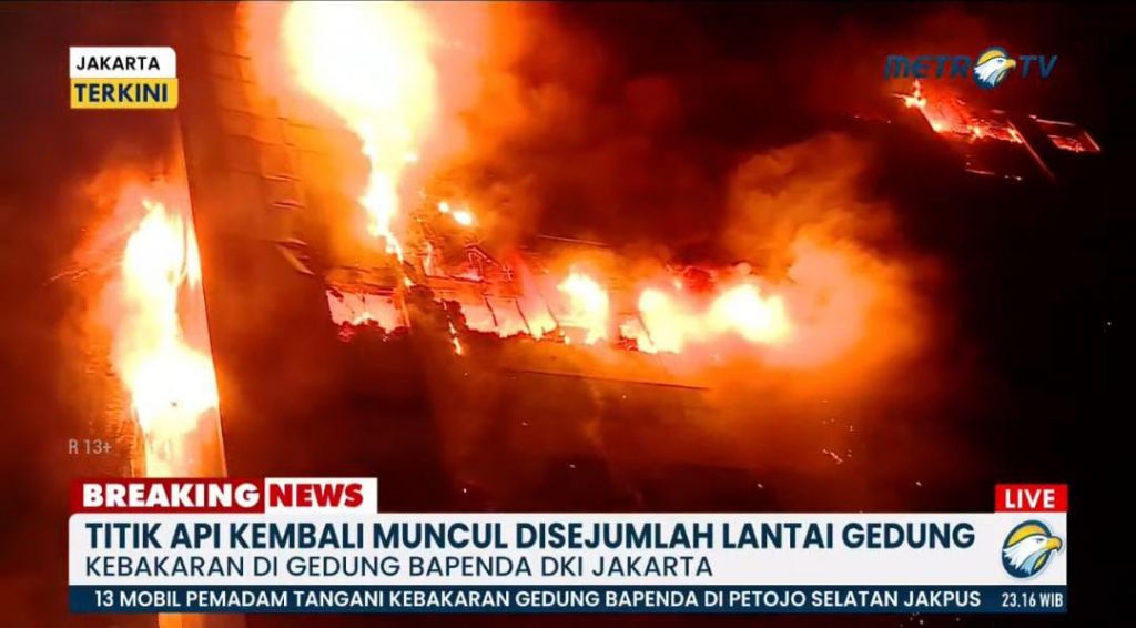 Kebakaran Gedung Bapenda DKI, Puing-puing Berjatuhan Saat Pemadaman