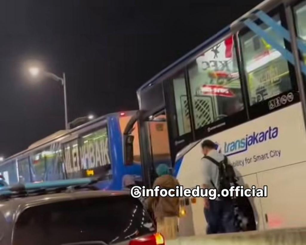 Bus TransJakarta Koridor 13 Mogok, Penumpang Jalan Kaki di Jalur Layang