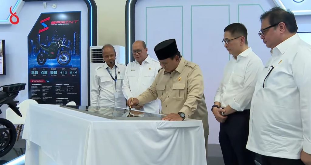 Prabowo Resmikan Ekosistem Motor Listrik Nasional di Bekasi