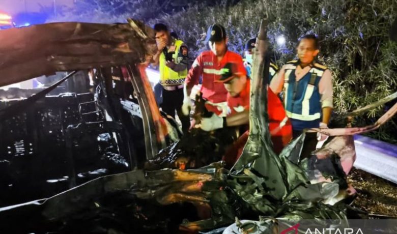 Polisi Usut Kecelakaan Maut Mobil Tabrak Truk di Tol Jagorawi