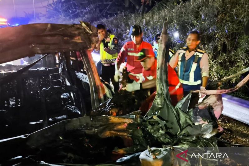 Polisi Usut Kecelakaan Maut Mobil Tabrak Truk di Tol Jagorawi