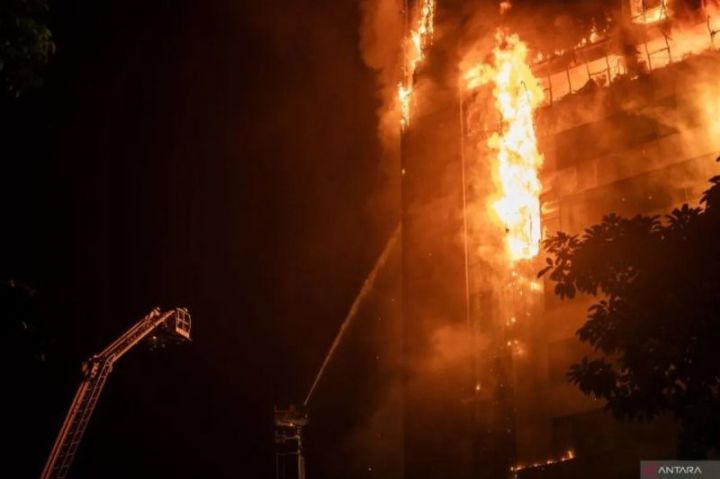 Ruang Arsip Lantai 11 Bapenda DKI Terbakar, 30 Personel Damkar Dikerahkan