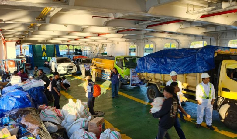 Menemani 15 Ton Logistik Berlayar ke Pulau Palue