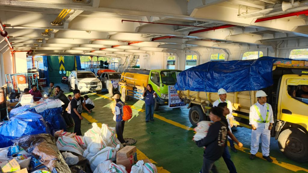 Menemani 15 Ton Logistik Berlayar ke Pulau Palue