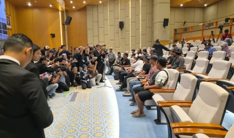 Penyampaian Aspirasi Warga Pati, Botok Cs Diterima Pimpinan DPR di Kompleks Parlemen
