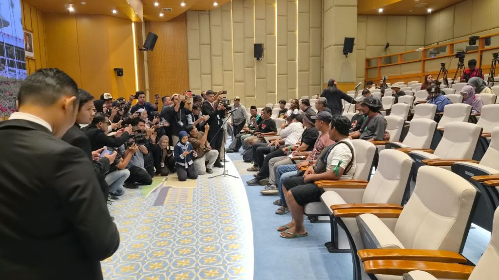 Penyampaian Aspirasi Warga Pati, Botok Cs Diterima Pimpinan DPR di Kompleks Parlemen